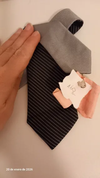 Corbata gris con detalles rosados