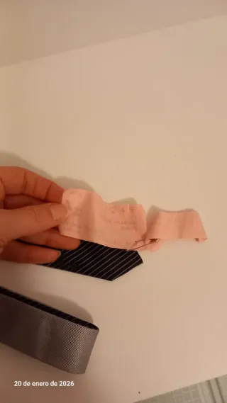 Corbata gris con detalles rosados