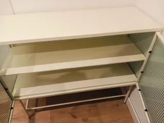 Aparador Metálico Beige con Puertas de Cristal.