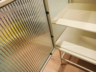 Aparador Metálico Beige con Puertas de Cristal.