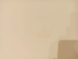 Aparador Metálico Beige con Puertas de Cristal.