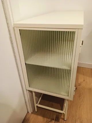 Aparador Metálico Beige con Puertas de Cristal.