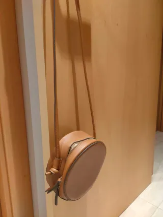 Bolso marrón redondo bandolera