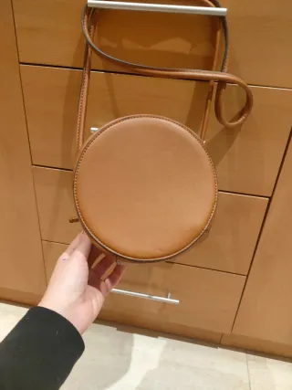 Bolso marrón redondo bandolera