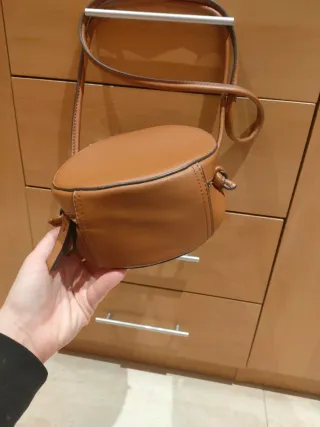 Bolso marrón redondo bandolera