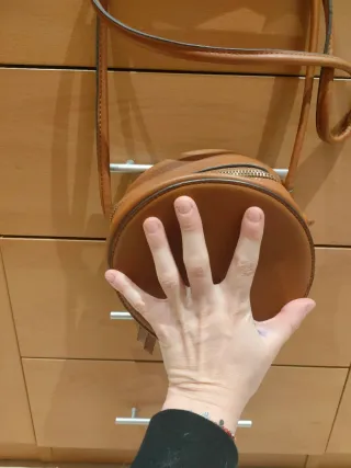 Bolso marrón redondo bandolera