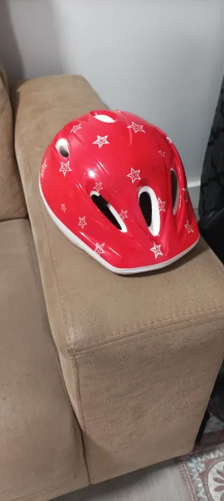 Casco infantil rojo con estrellas