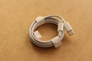 Adaptador / Cable USB-C a iPhone.