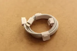 Adaptador / Cable USB-C a iPhone.