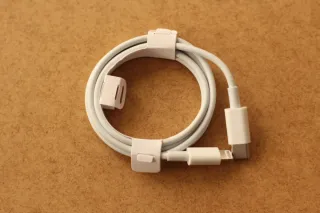Adaptador / Cable USB-C a iPhone.