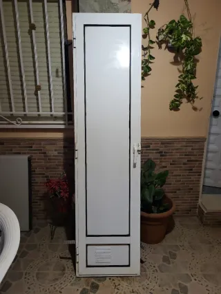 Puerta aluminio blanca buen estado