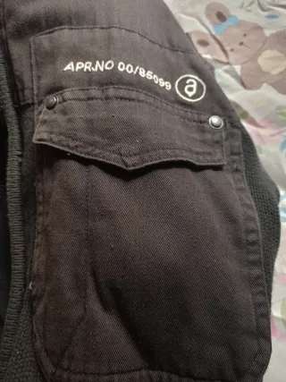 Chaqueta con capucha y bolsillos