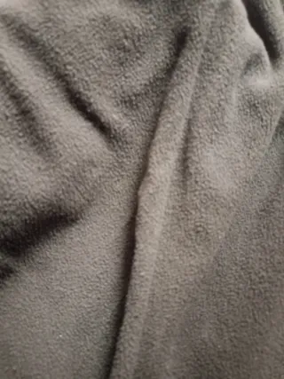 Chaqueta con capucha y bolsillos