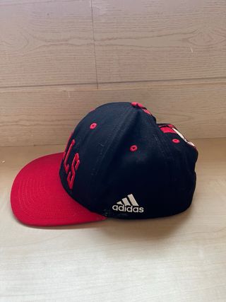 Gorra Adidas Chicago Bulls Negra y Roja