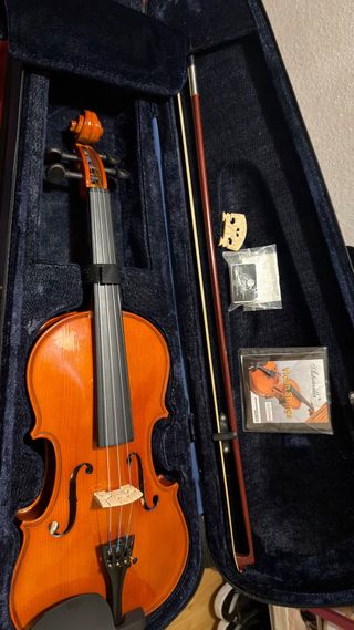 Violín con accesorios