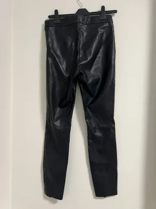 Pantalón efecto piel Zara negro