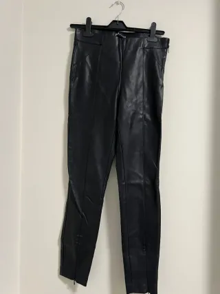 Pantalón efecto piel Zara negro