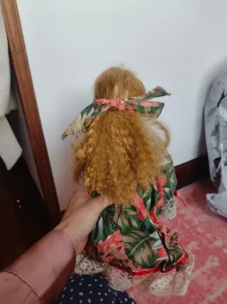 Muñeca porcelana coleccionista vestido floral