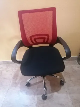 Silla de oficina ergonómica negra y roja