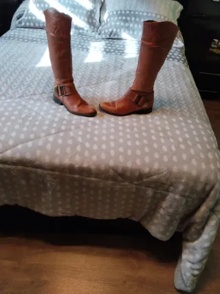 Conjunto de vestido, chaqueta fular y botas