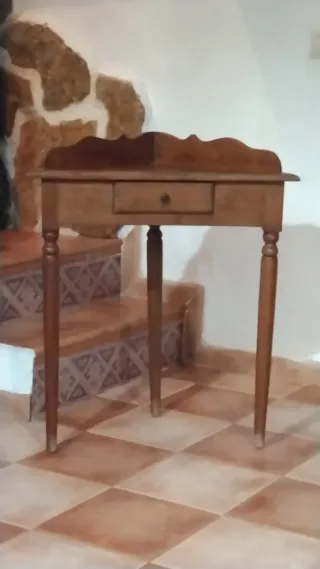 Mesa de madera con cajón