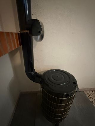 Estufa Theca N4 Negra. Entrega tubos nuevos y codo