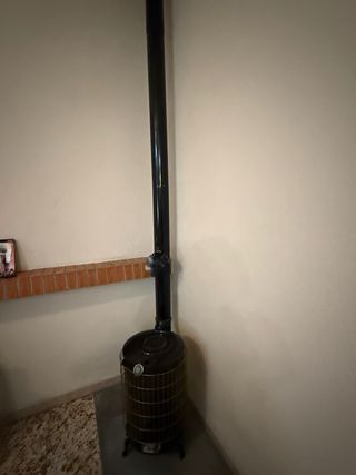 Estufa Theca N4 Negra. Entrega tubos nuevos y codo
