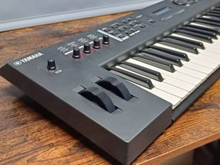 Teclado sintetizador Yamaha MX49 + bolsa original