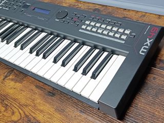 Teclado sintetizador Yamaha MX49 + bolsa original