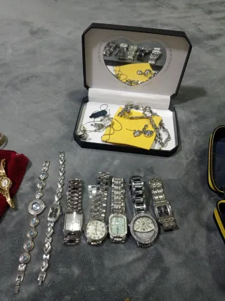 Lote de bisutería y relojes