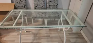 Mesa de cristal reforzado y base de hierro forjado