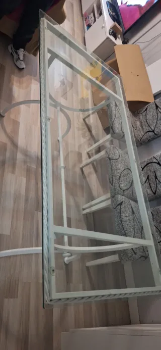 Mesa de cristal reforzado y base de hierro forjado