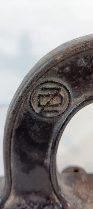 Pressa manuale in ghisa vintage. Funzionante