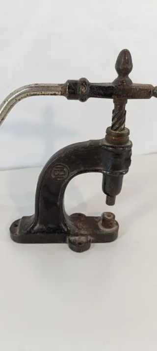 Pressa manuale in ghisa vintage. Funzionante