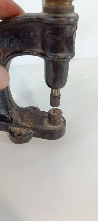 Pressa manuale in ghisa vintage. Funzionante