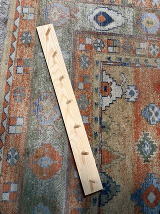 Colgador de pared de madera de pino