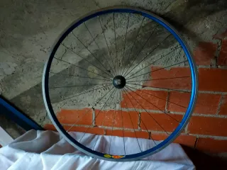 Llanta Mavic Azul delantera