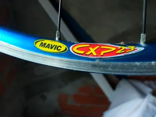 Llanta Mavic Azul delantera