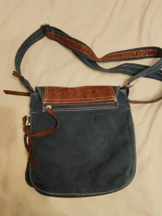 Bolso bandolera con diseño de zapatillas