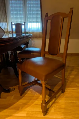 Mesa de comedor, color caoba y 6 sillas de madera.