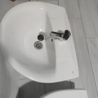 Lavabos de pie Roca Porcelana Blancos.