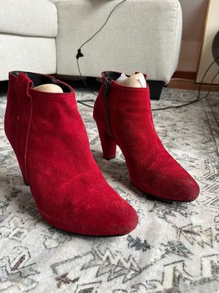 Botines de gamuza rojos. Talle 38