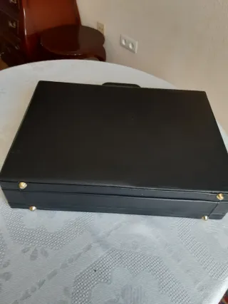 Maletín negro con cierre de seguridad dorado