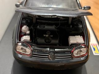 Maqueta Revell VW Golf mk4 1:18