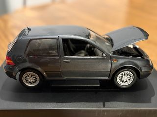 Maqueta Revell VW Golf mk4 1:18