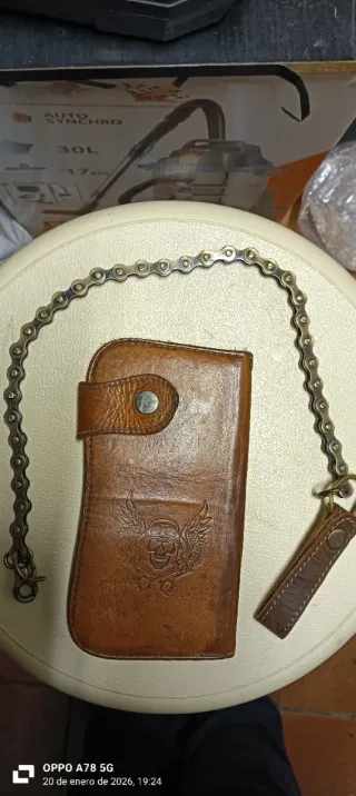 Cartera motera cadena cuero natural Ricardo Labrad