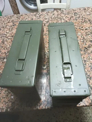 Cajas de metal verdes