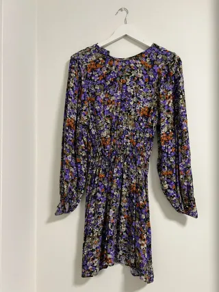 Vestido Stradivarius floral morado