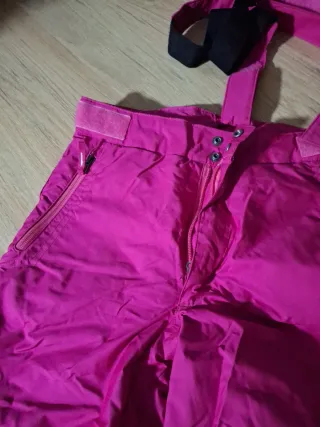 Pantalón de esquí rosa con tirantes