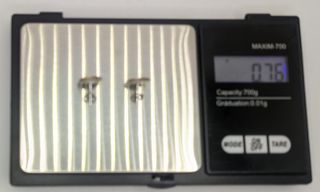 Pendiente de oro combinado de 18k, 0.76 g.